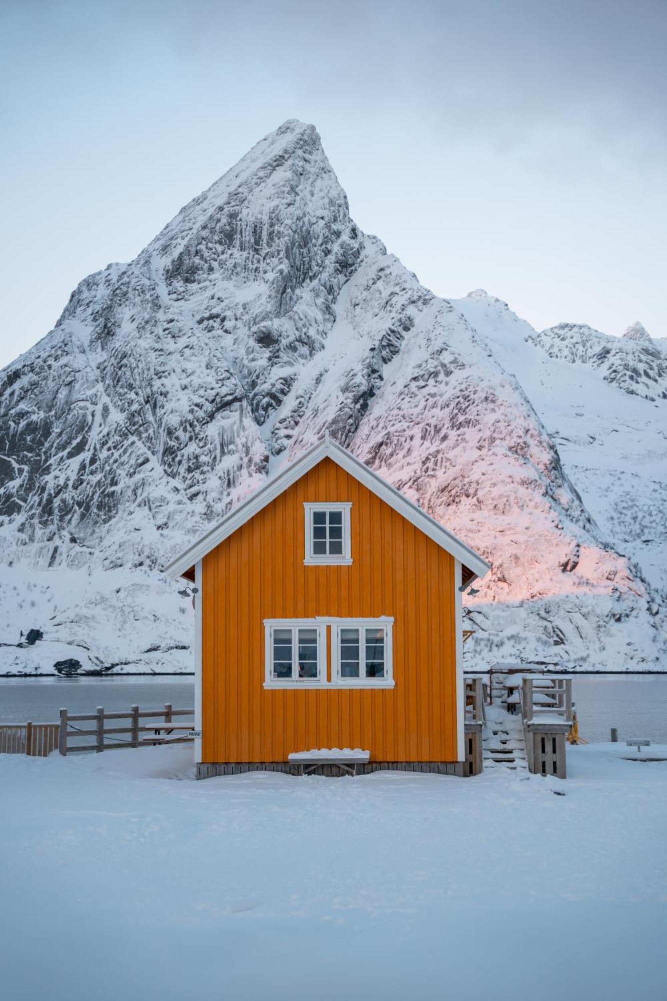 The Famous Yellow House Reine Εξωτερικό φωτογραφία