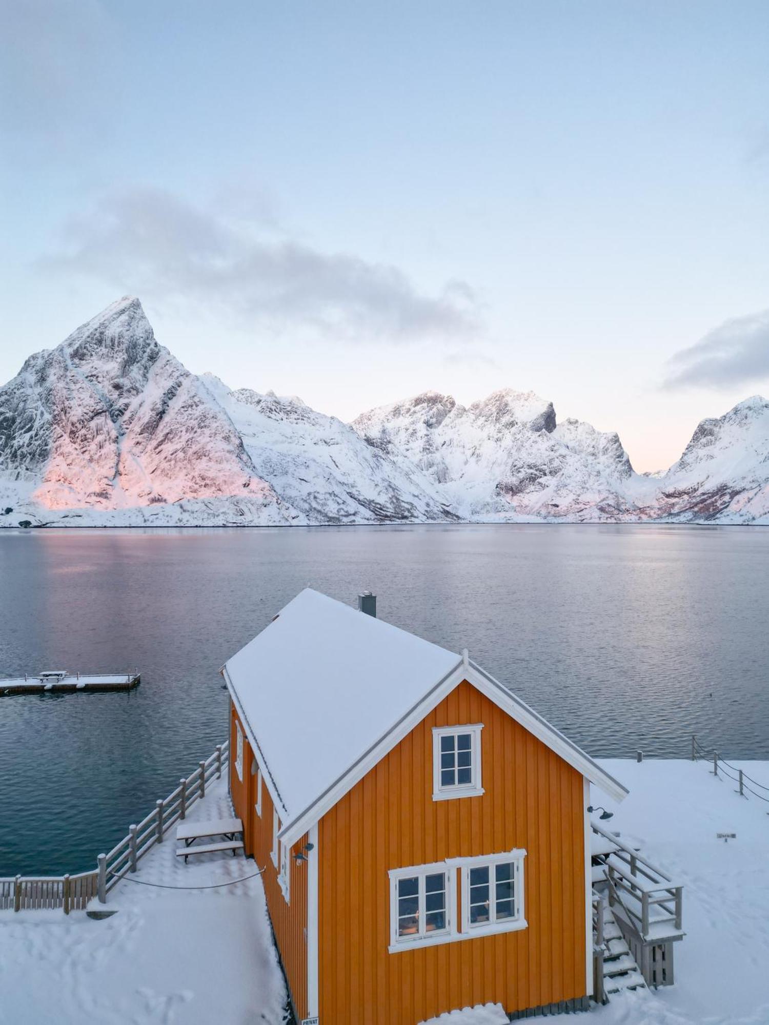 The Famous Yellow House Reine Εξωτερικό φωτογραφία